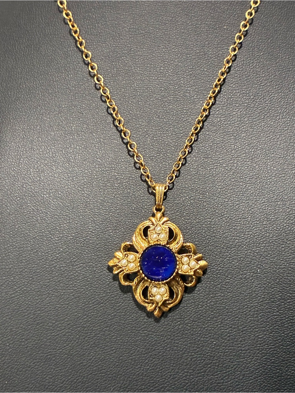 Vintage Avon Gold Tone Blue Cabochon Necklace